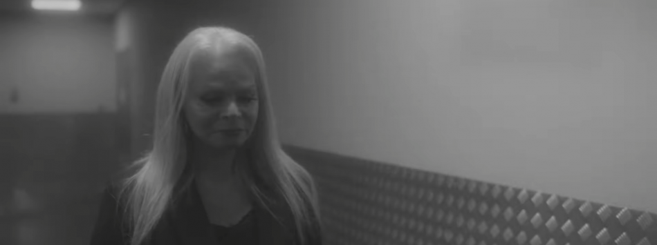 Картонная копия Ларисы Долиной продается на маркетплейсах за бесценок